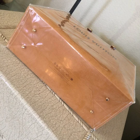 Louis Vuitton Glossy Tote Bag 👜 - Picture 4 of 9